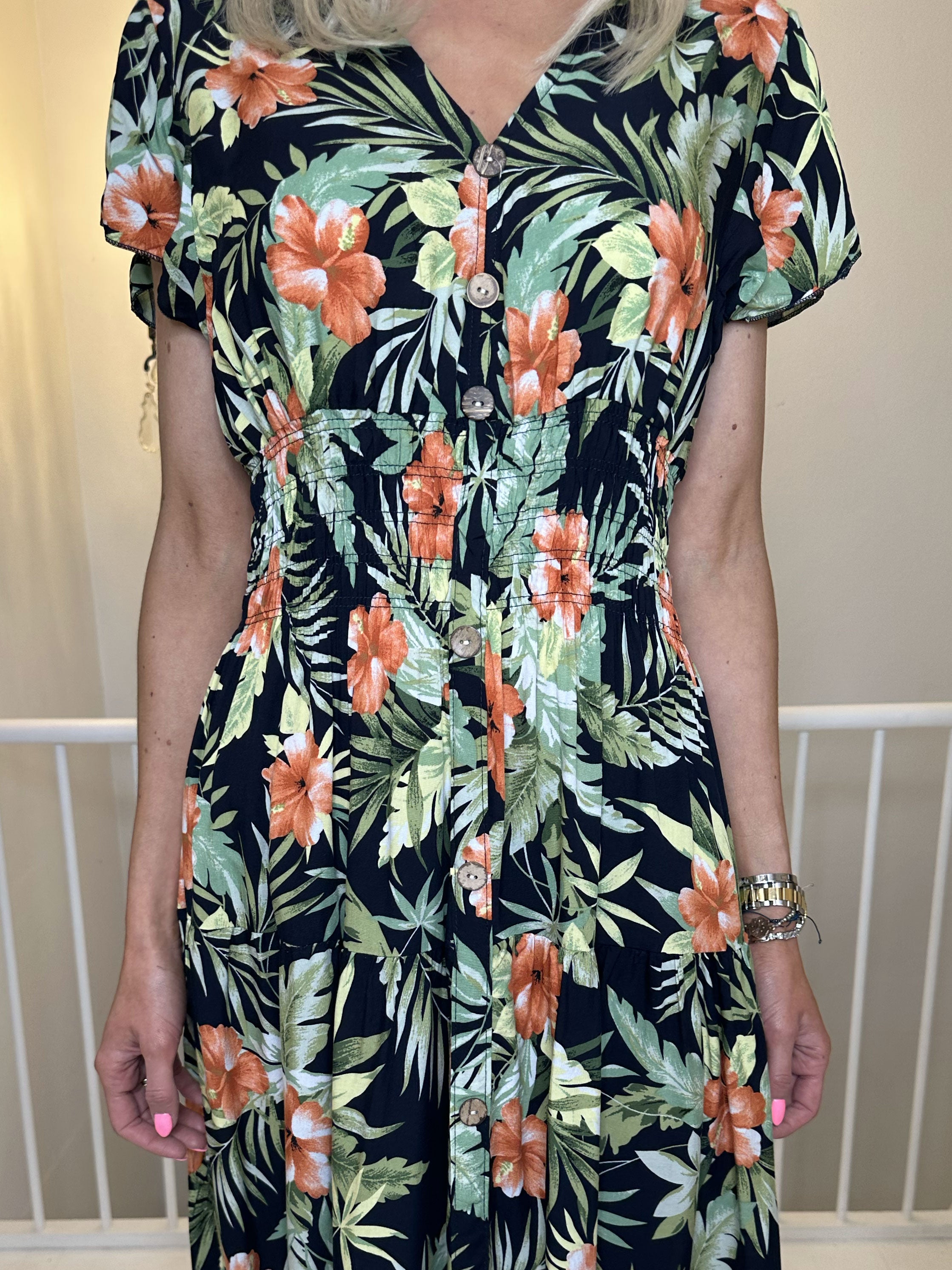 Summer Amada - Fin sommerkjole med blomsterprint og træknapper